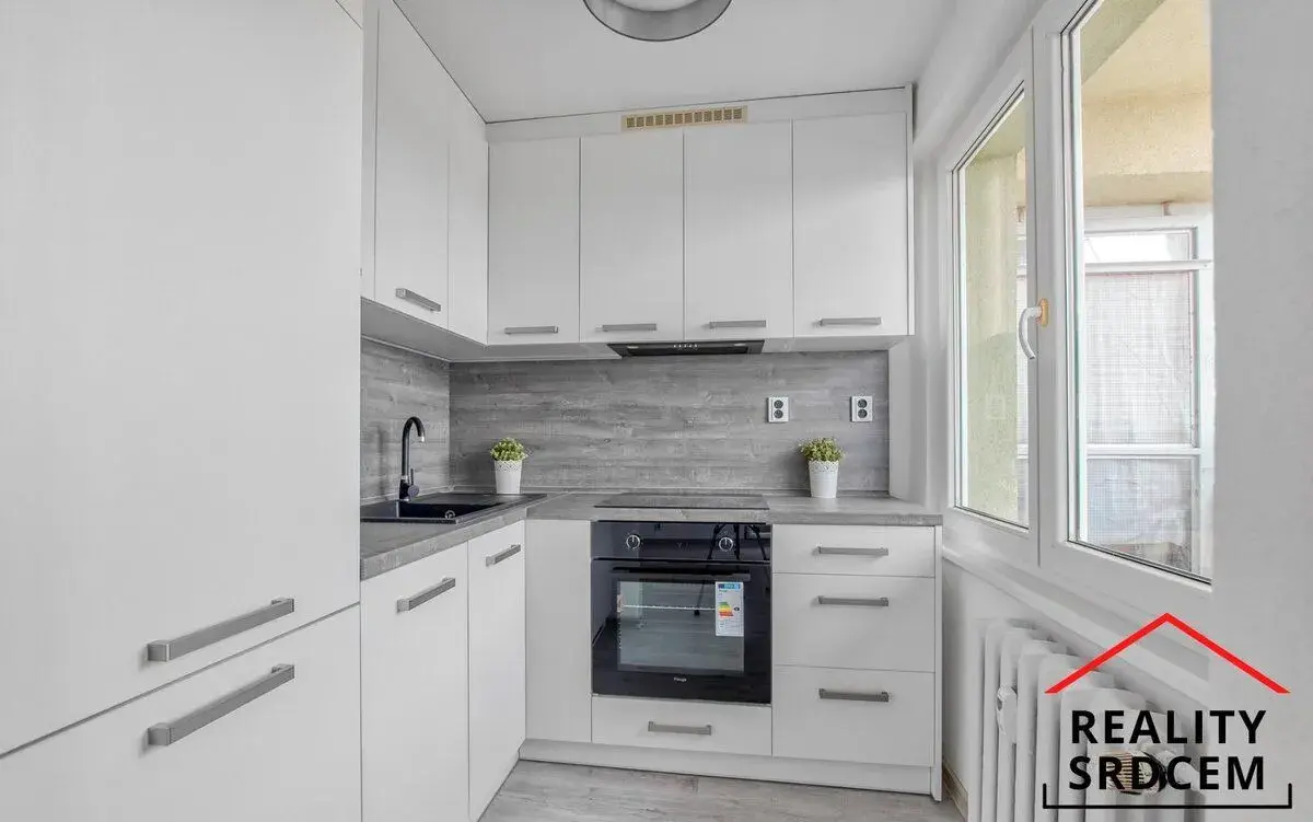 Pronájem bytu v os. vlast. o velikosti 1+1+lodžie/34 m2 na u
