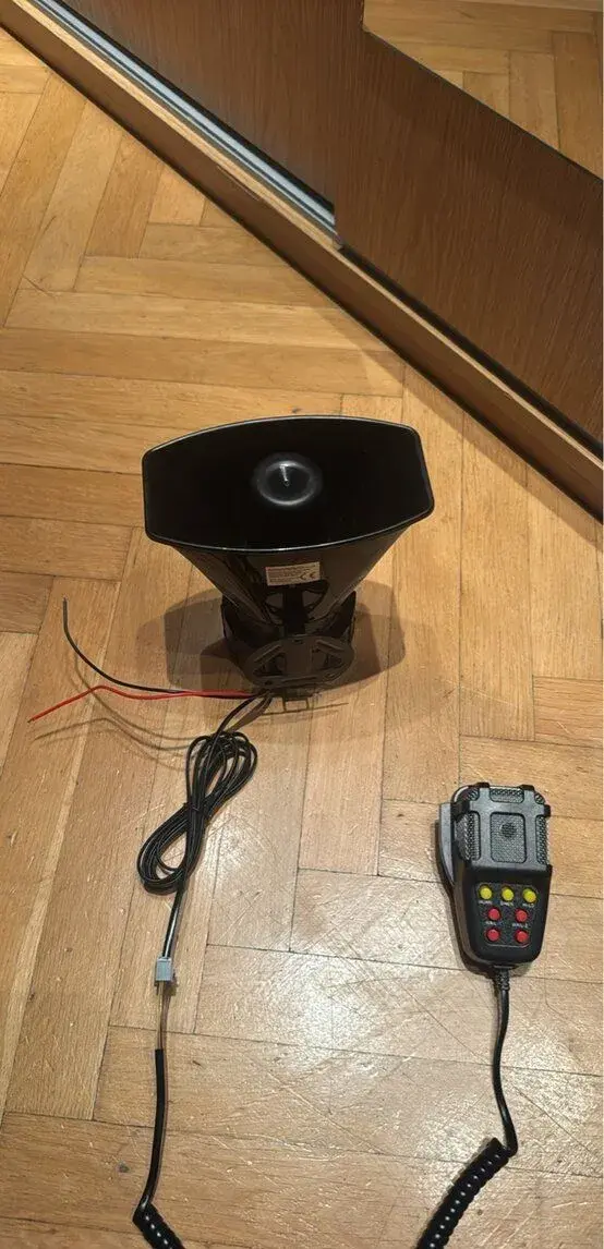 Policejní siréna s ovládacím panelem