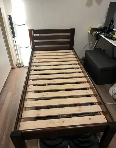 Postel - Masiv tmavá 90x200 + matrace - lze se bavit o ceně