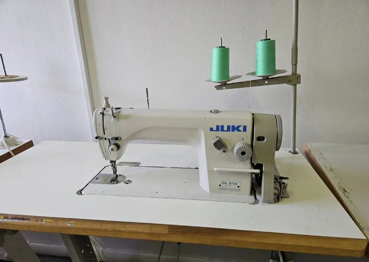 JUKI DDL-8700 – průmyslový šicí stroj
