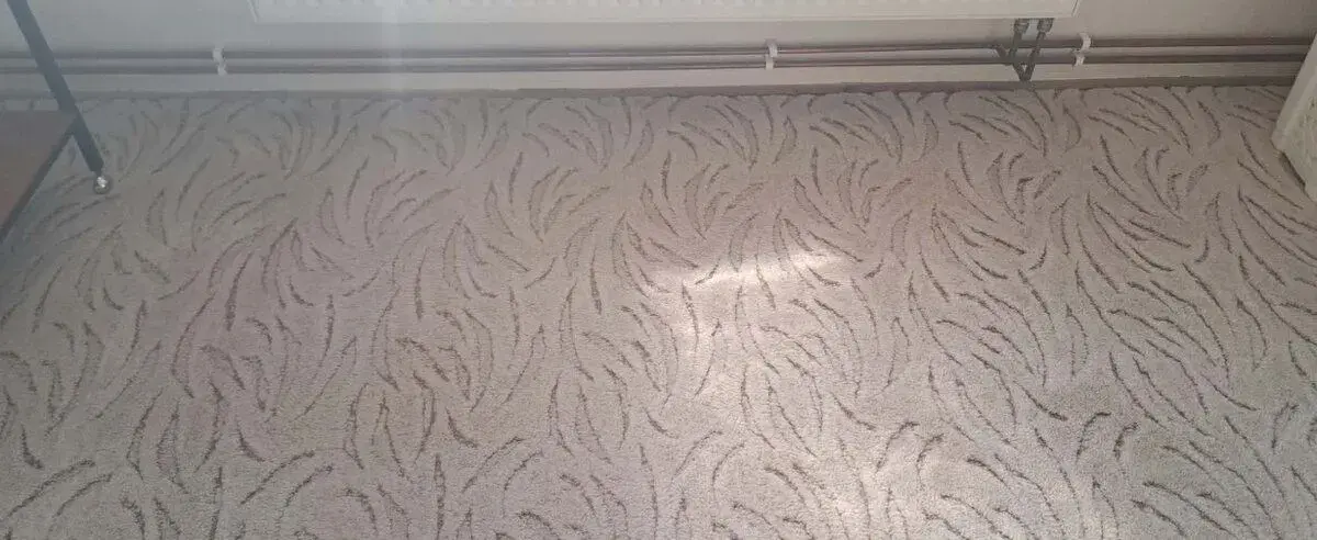 Světlý koberec se vzorem