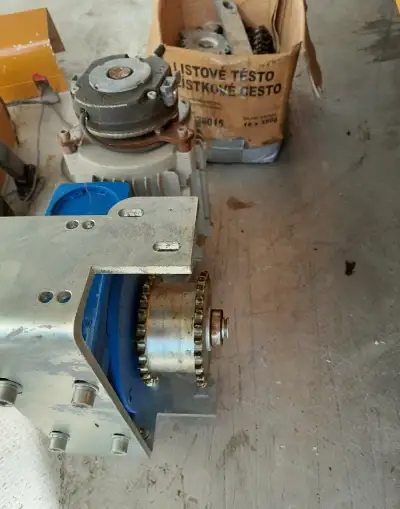 Elektromotor s převodovkou a řetězovým pohonem