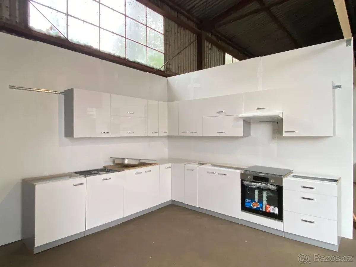 Nová kuchyňská linka TAMARA 290×320 cm– bílý lesk – skladem