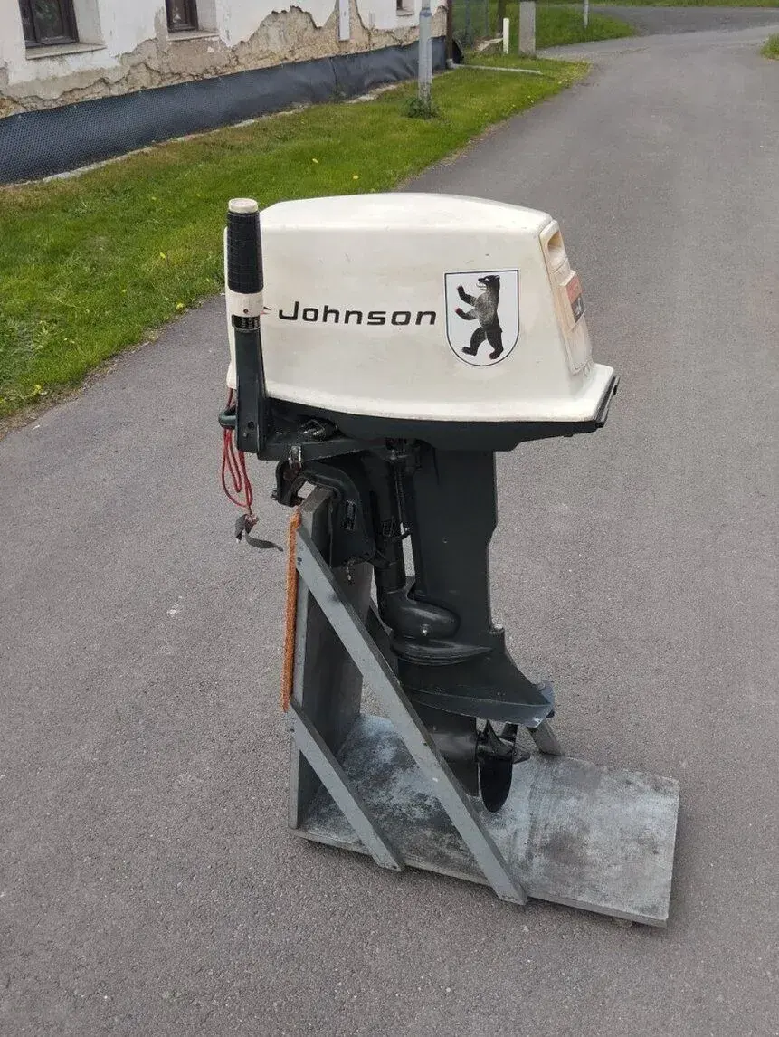 Lodní motor JOHNSON 20HP + palivová nádrž.