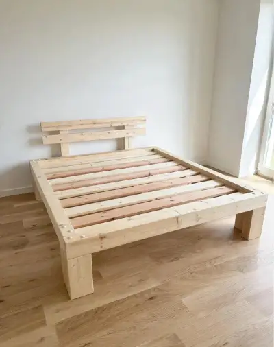 Masivní manželská postel