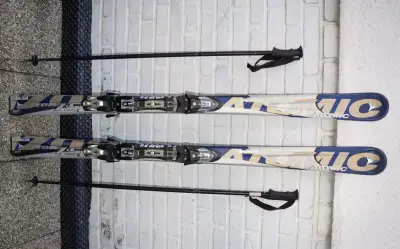 Skoro nové carvingové lyže 159 cm Atomic + hůlky, bezvadné.