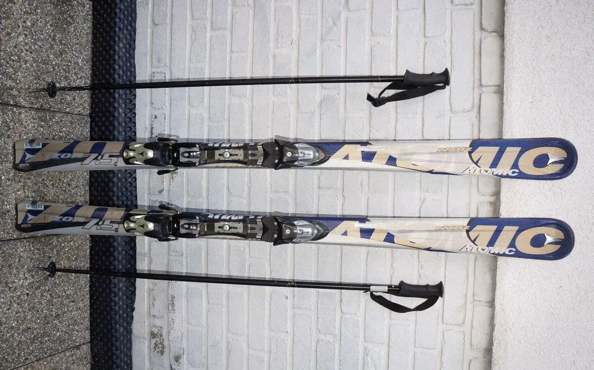 Skoro nové carvingové lyže 159 cm Atomic + hůlky, bezvadné.
