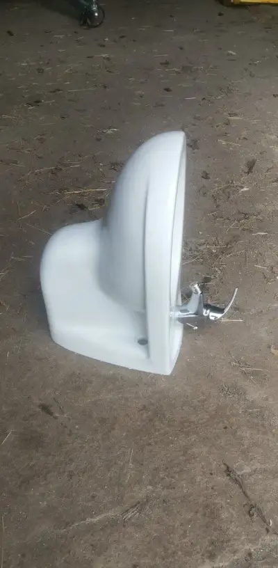 Závěsný bidet - v dobrém stavu, nepoškozený