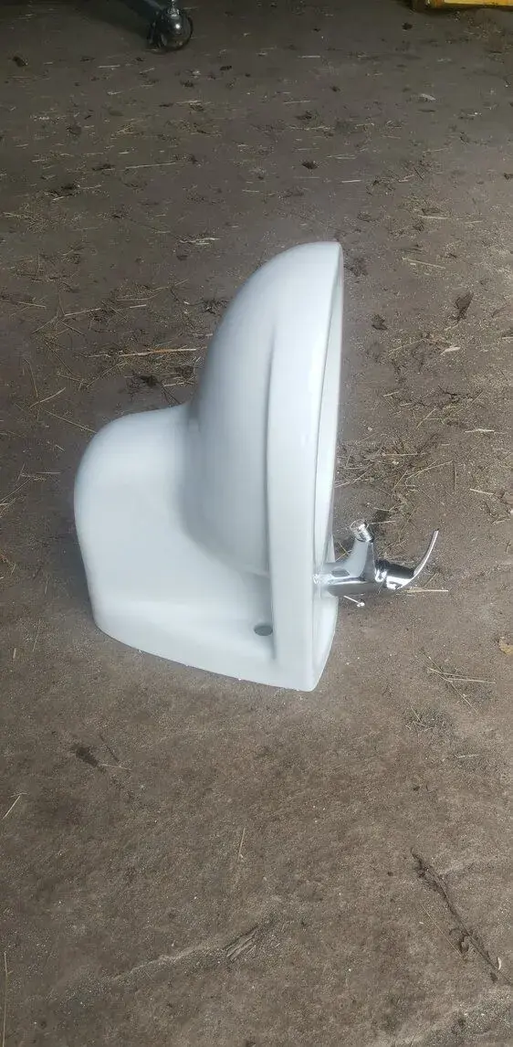 Závěsný bidet - v dobrém stavu, nepoškozený