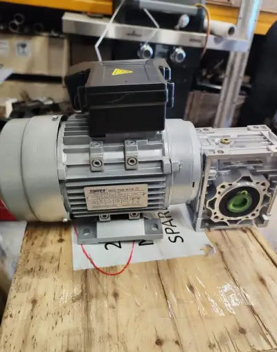 Elektromotor s převodovkou