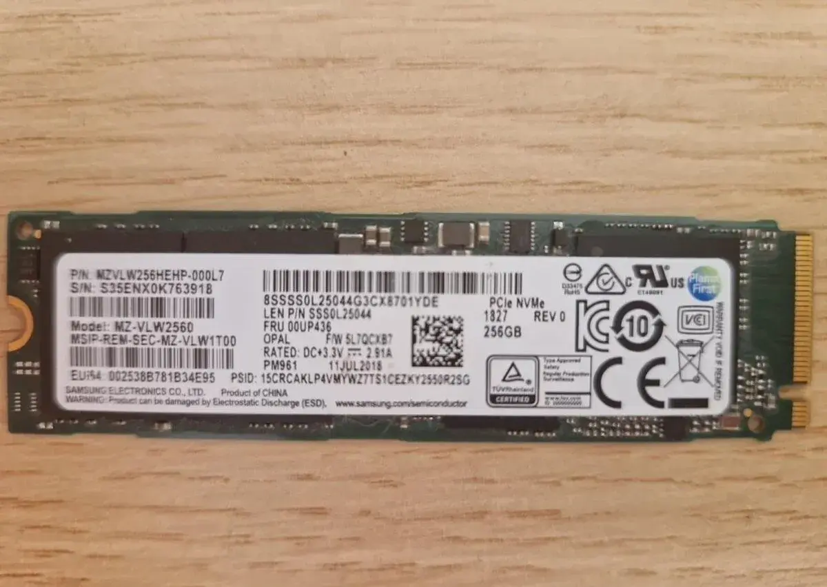 Samsung PM961 256GB NVMe M.2 SSD – PCIe 3.0 x4