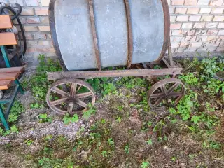 Starý vozík, nebo podvozek k nějakému stabilnímu motoru