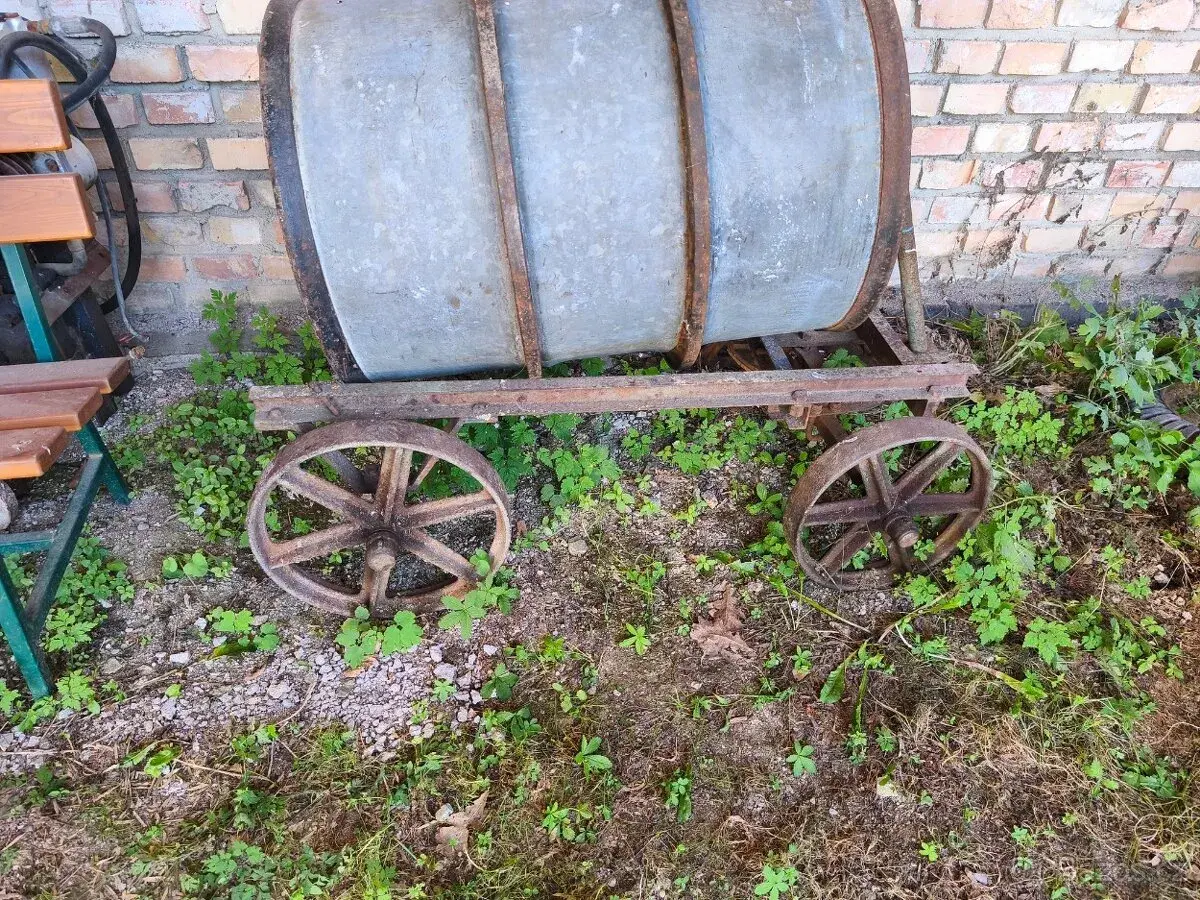 Starý vozík, nebo podvozek k nějakému stabilnímu motoru
