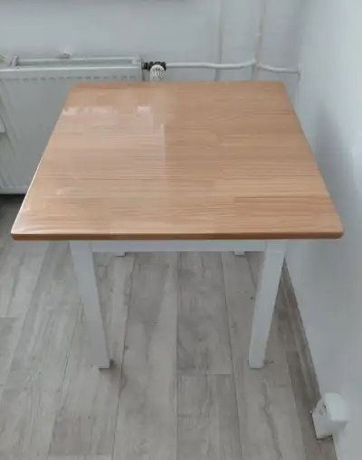Jídelní stůl + 2 židle