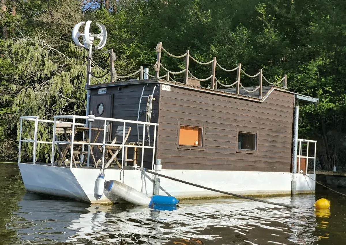 Rybaření na Slapech, hausbót