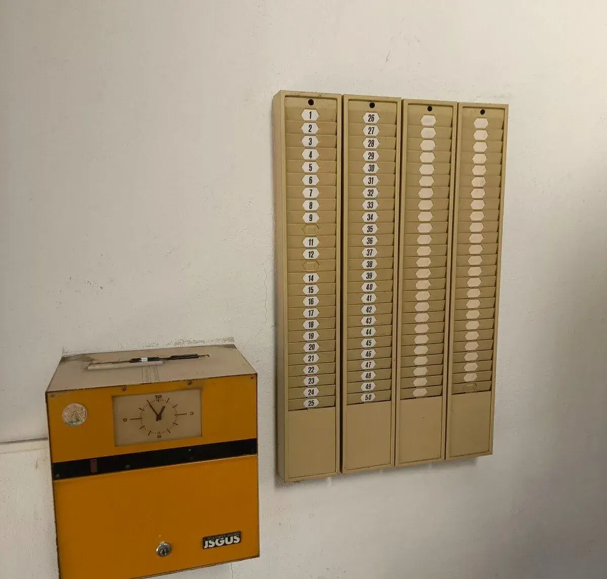 Plně funkční píchací hodiny ISGUS + komplet pořadače (indust