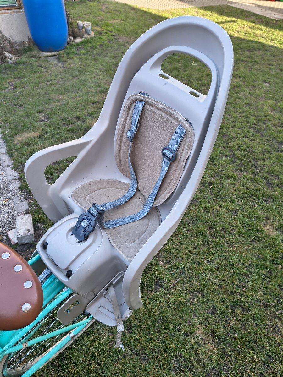 Cyklosedačka s uchycením na nosič