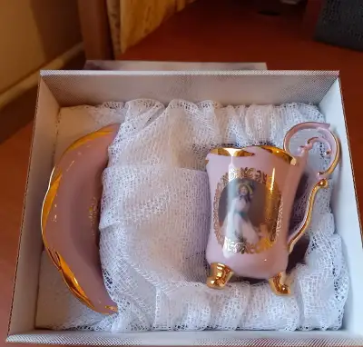 Sběratelský porcelánový šálek s podšálkem Amfora