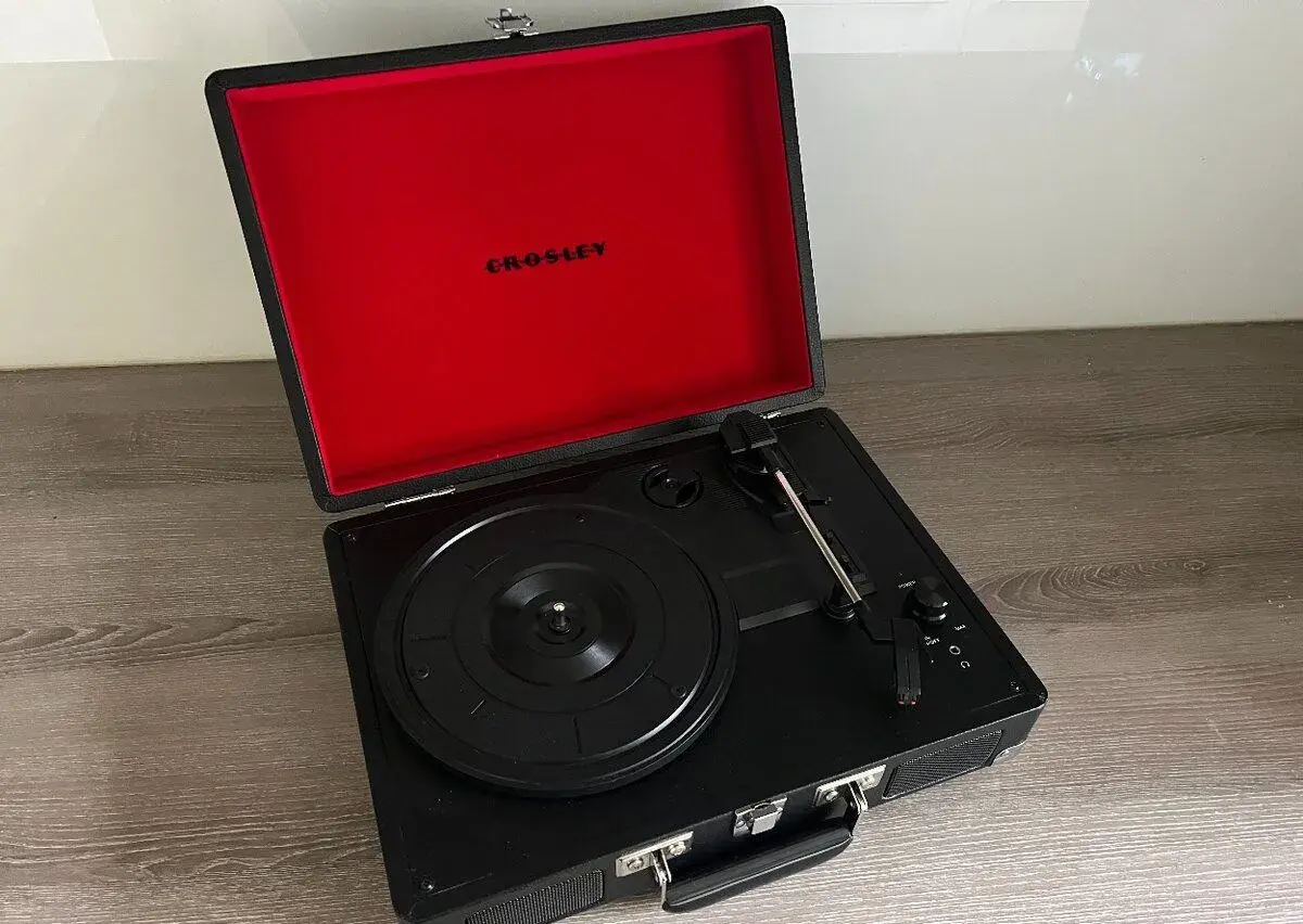 Gramofon stylový retro kufříkový Crosley - jako nový