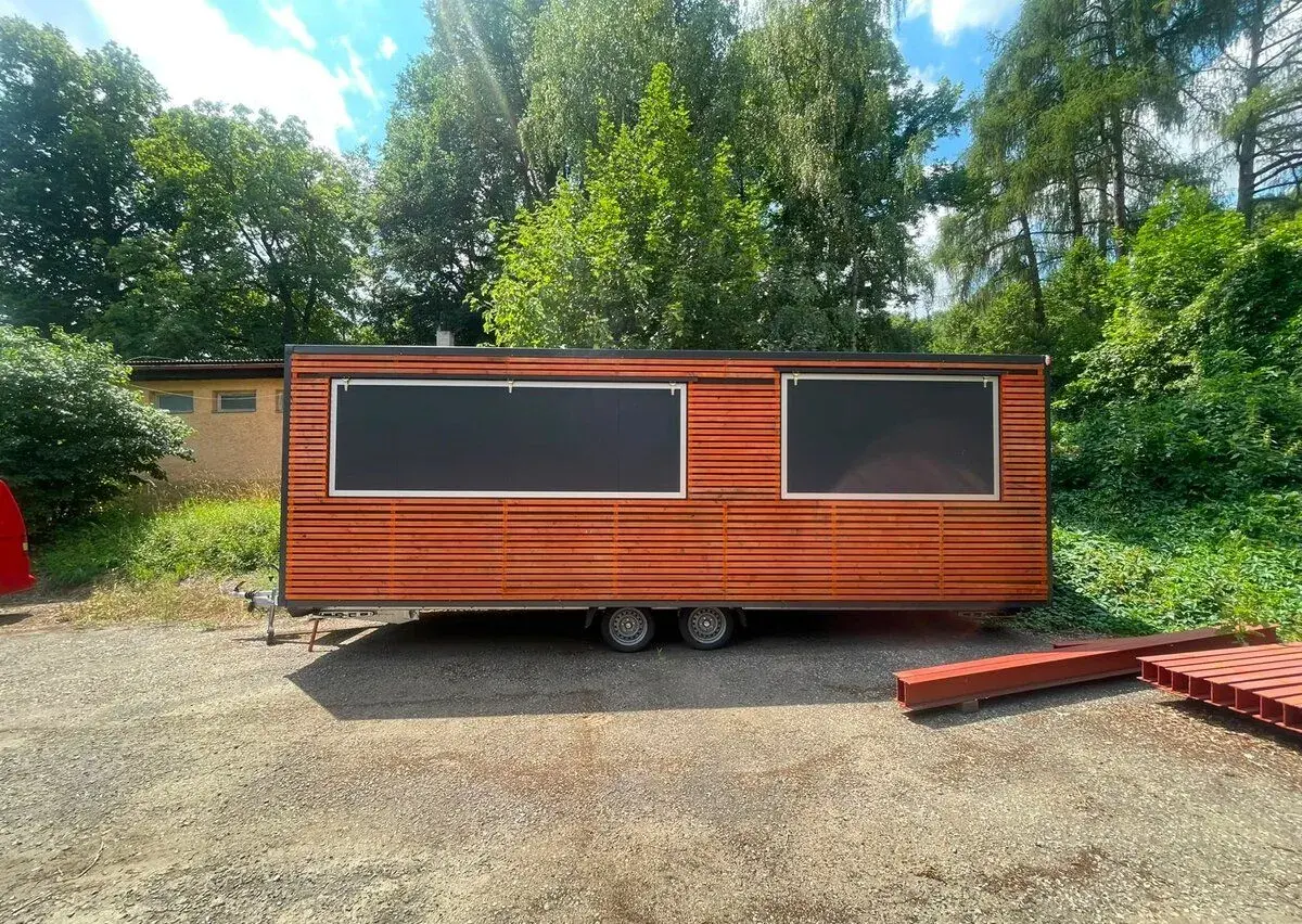 NOVÝ gastro přívěs 7 × 2,5 m – ihned k odběru