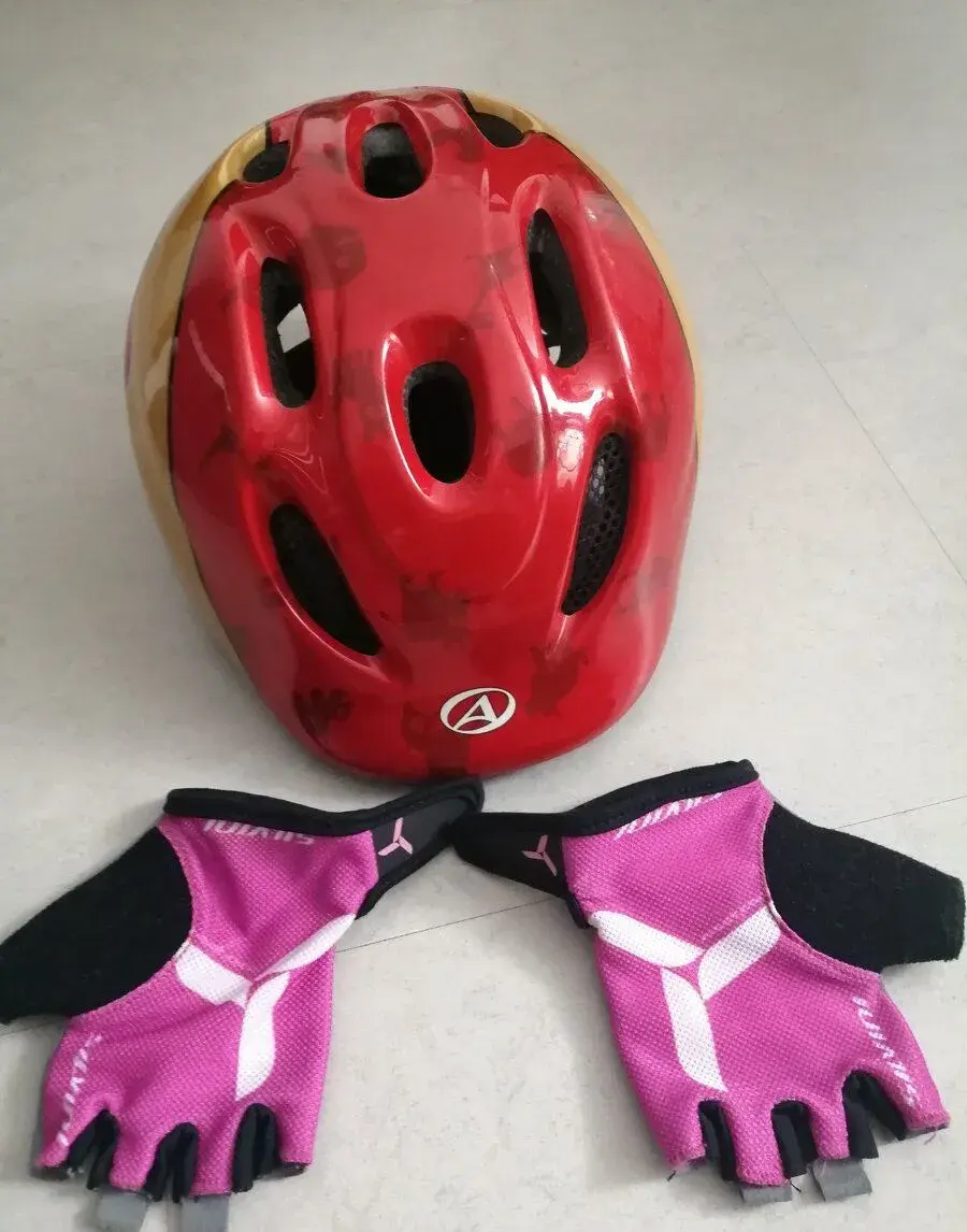 Cyklistická přilba + rukavice