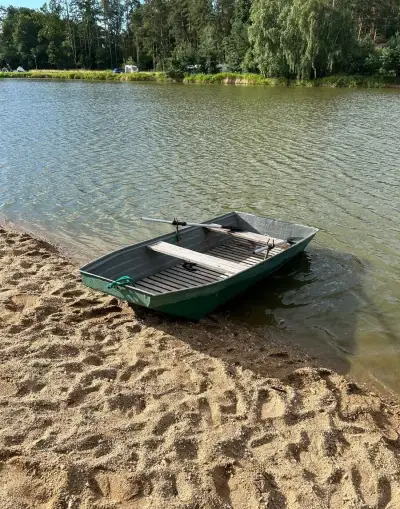 Budu prodávat laminátovou pramici z motorem