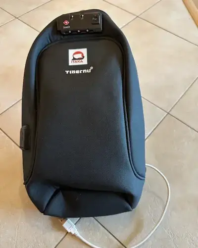 nový outdoor batoh Tigernu přes rameno s USB a zámkem