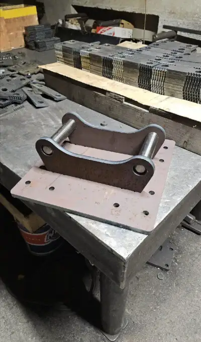Navařovací desky pro bagr - adaptér - Volvo system