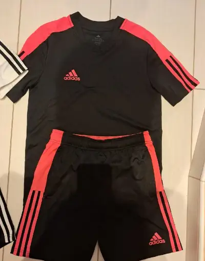 Souprava zn. Adidas, 13-14 let, vel. 164