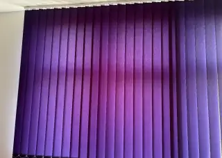 Vertikální žaluzie, modrá/fialová barva,top stav, komplet