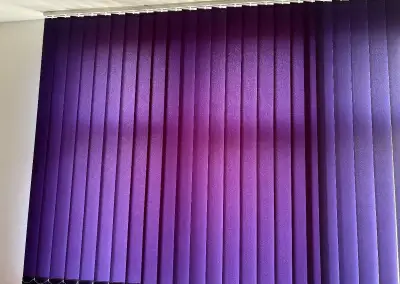 Vertikální žaluzie, modrá/fialová barva,top stav, komplet