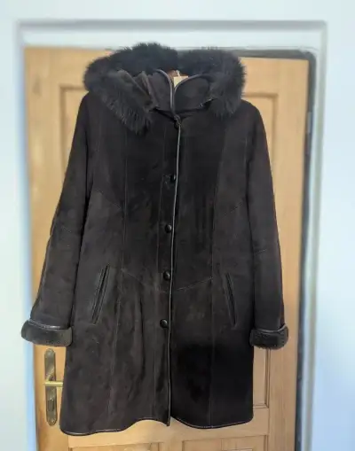 Elegantní kožich s odepínací kapucí