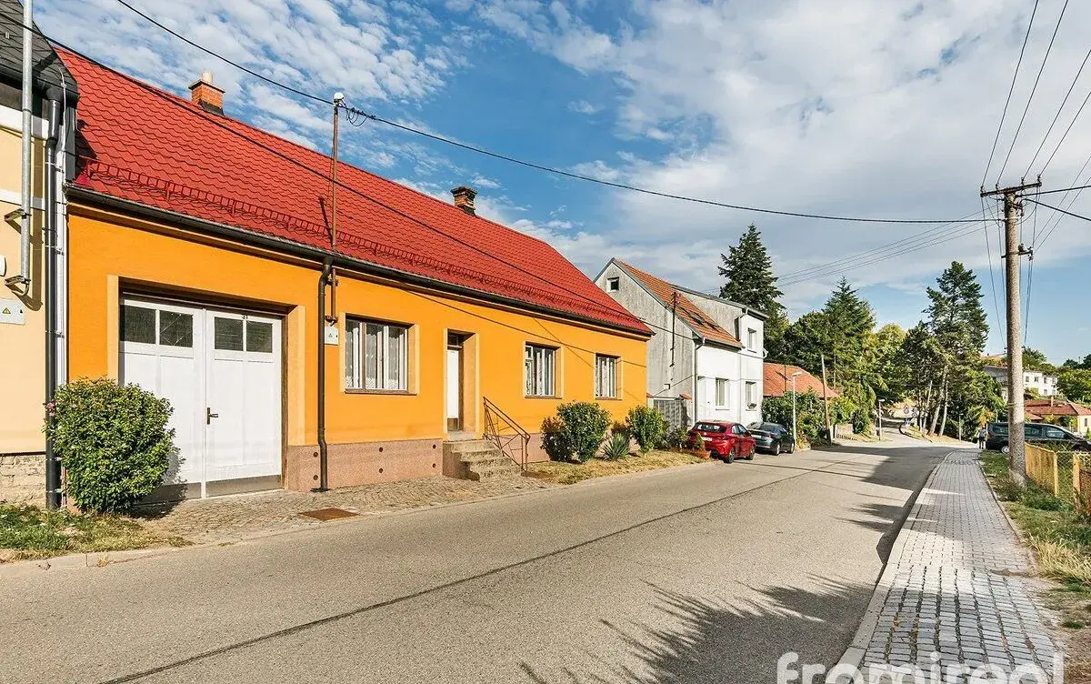 Prodej rodinného domu s garáží a zahradou – Olšany u Rousíno
