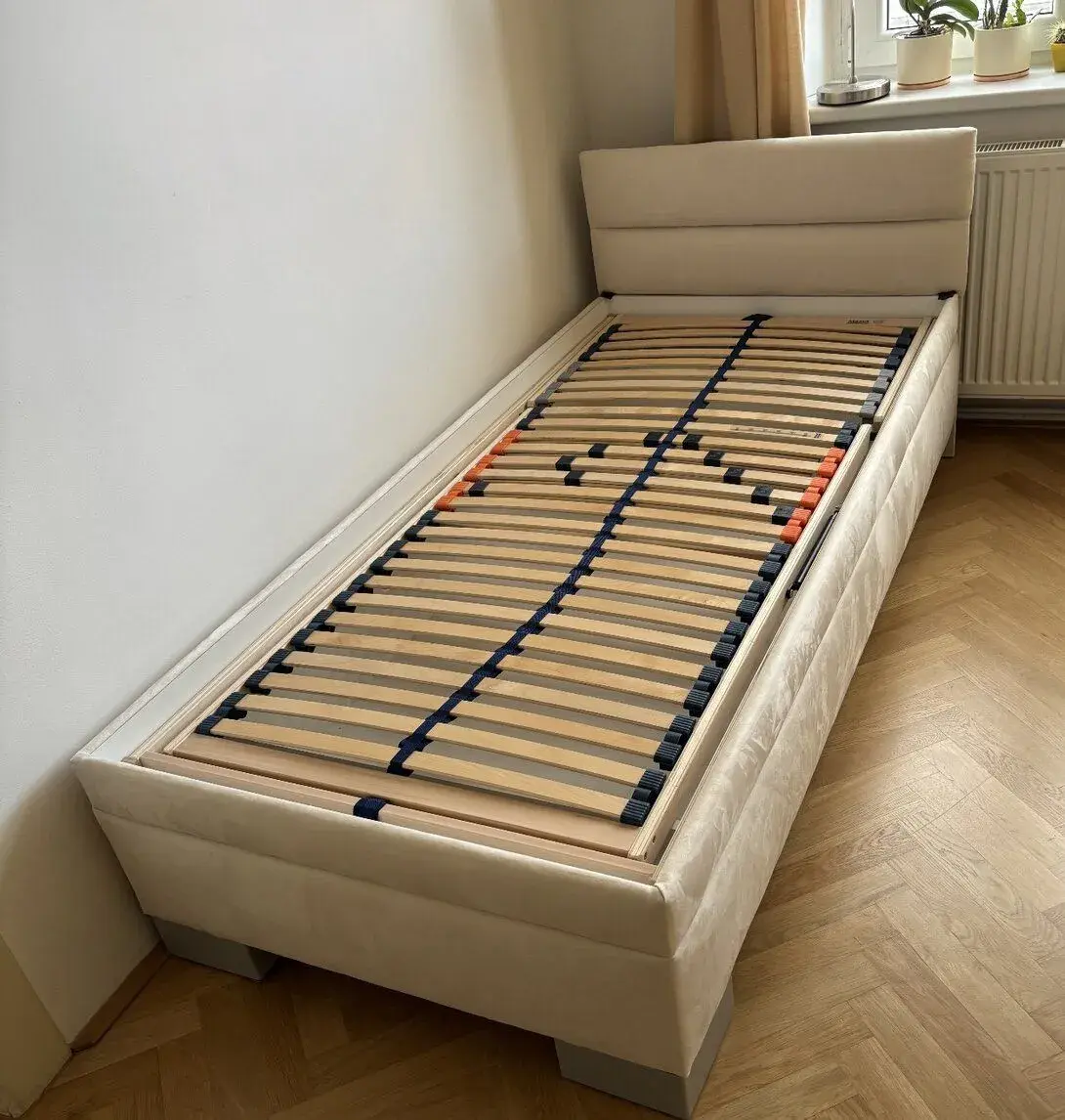 Nová čalouněná postel s úložným prostorem 90x200 cm