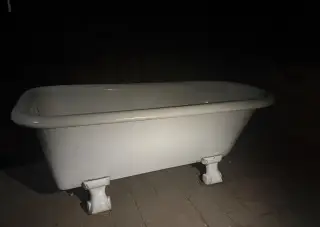 Litinovou smaltovanou vanu s ozdobnými nožkami