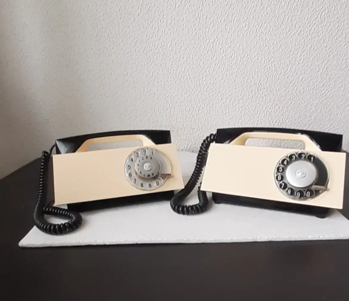 Starý telefon Tesla T65H
