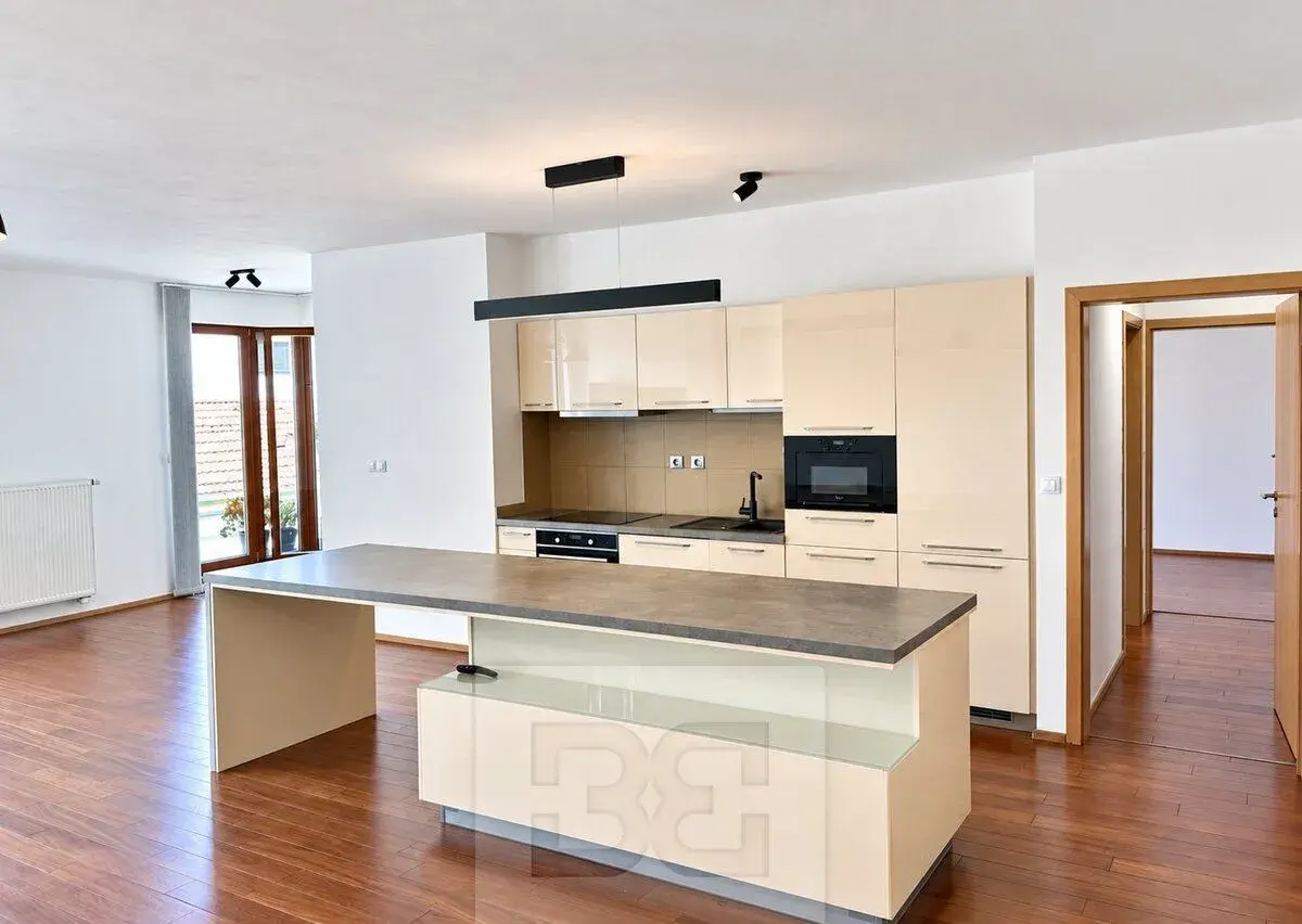 Pronájem nadstandardně světlého bytu 3+kk (138 m²) s obrovsk