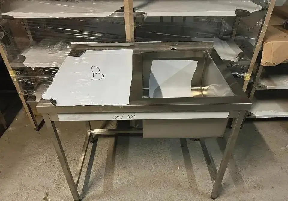 Nerezový dřez s pracovní plochou