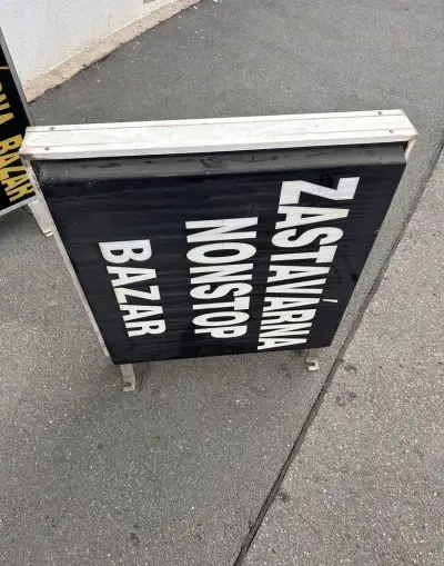reklamní cedule Zastavárna Nonstop Bazar