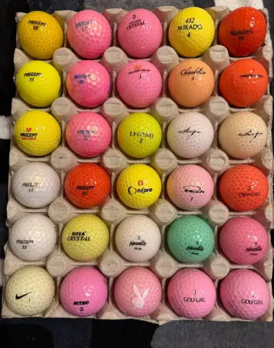 Použité golfové míčky, různé značky a barvy
