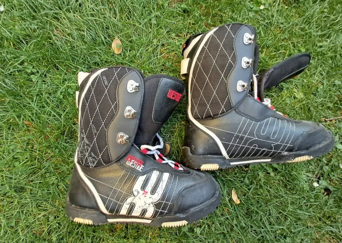 starší snowboard a boty