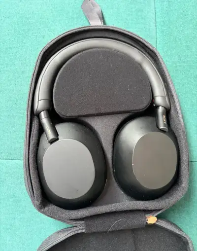 Sony WH-1000XM5 – stav, kompletní balení