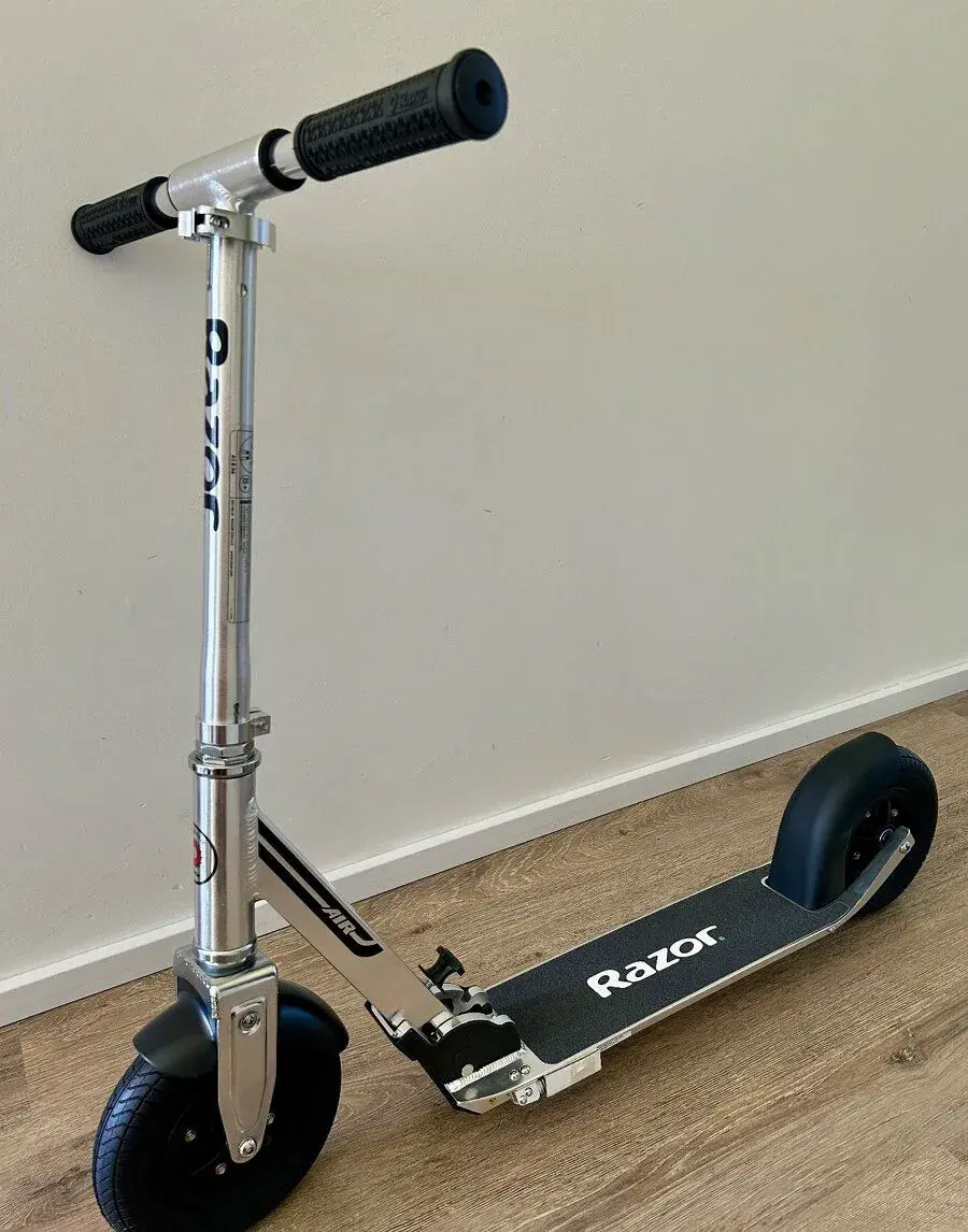 Koloběžka Razor A5 Air stříbrná nová