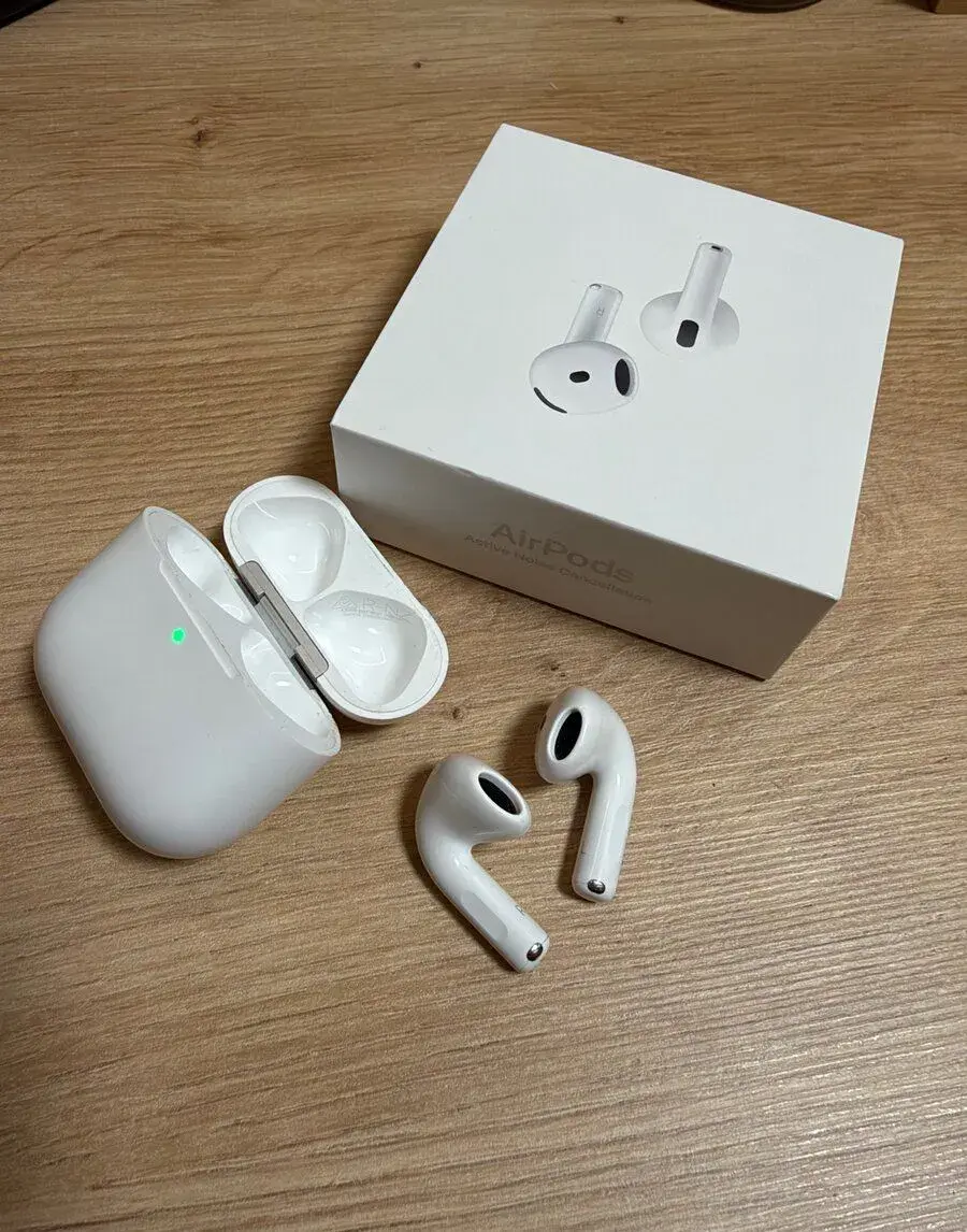Apple AirPods 4 s aktivním potlačením hluku (ANC)