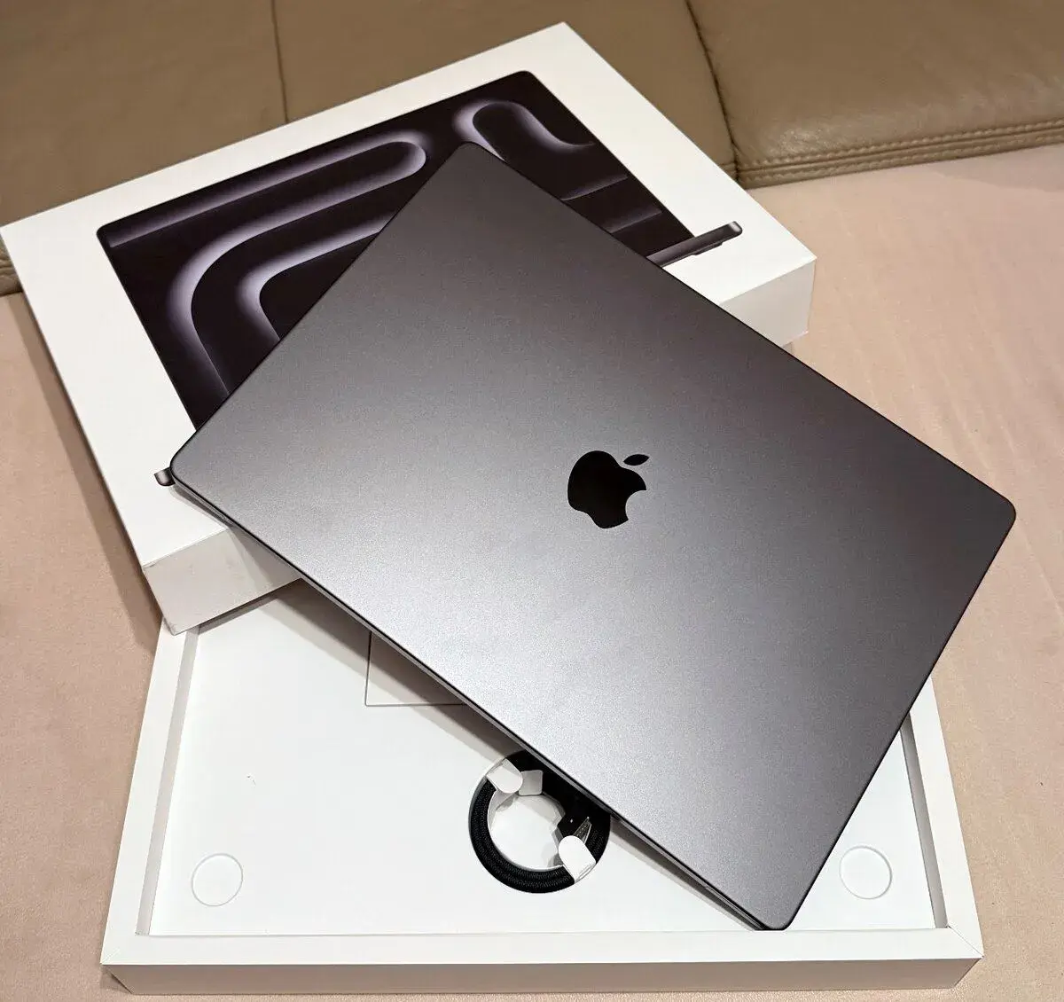 MacBook Pro 16" M4 Max 64GB / 2TB jako nový + záruka