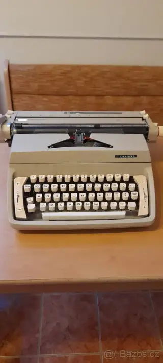 Mechanický psací stroj Consul 222.2