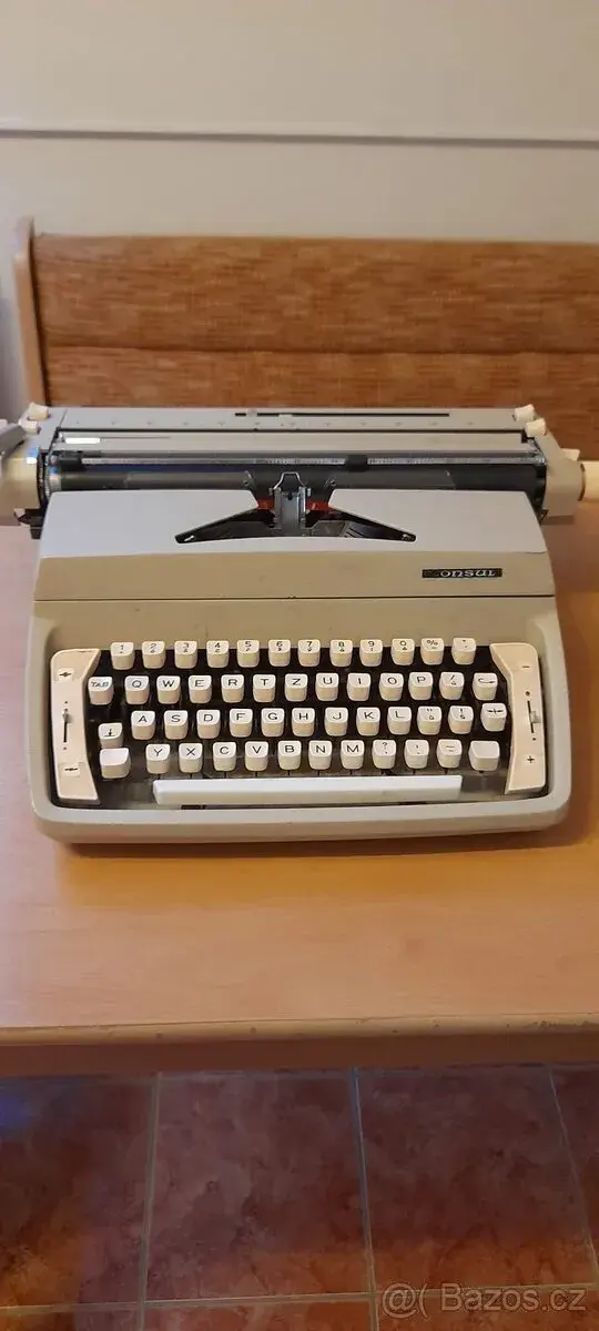 Mechanický psací stroj Consul 222.2