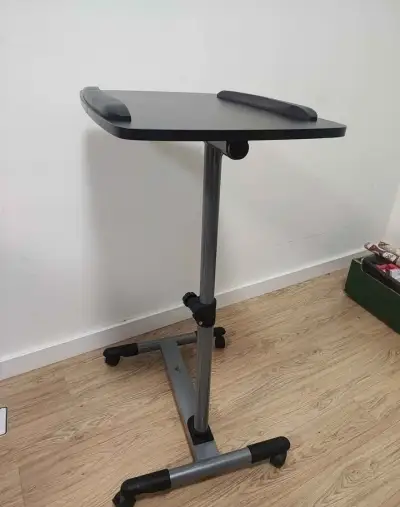 Stolek na projektor