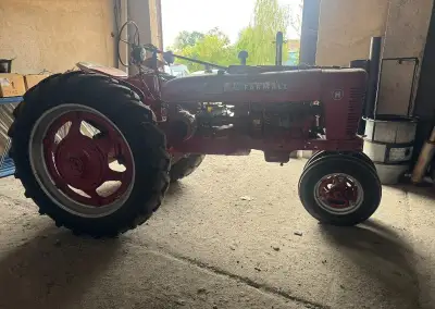 Historický traktor Farmall