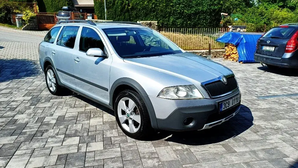 octavie 2.0 benzin 4x4 ( krasny stav )